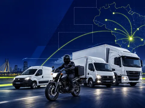 Moto, Fiorino, HR e caminhão grande na estrada, à noite